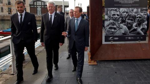 Recibimiento con la tradicional 'haka' de nuevazelanda en la exposicion de  All Blacks. Historia de una camiseta invencible , de la New Zealand Rugby Union.