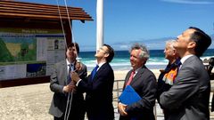 El presidente de la Xunta, N��ez Feijoo, en el izado de banderas azules en Arteixo