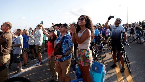 Expectaci�n frente al Kennedy Space Center antes del amerizaje de la tripulaci�n de la misi�n Artemis 2.