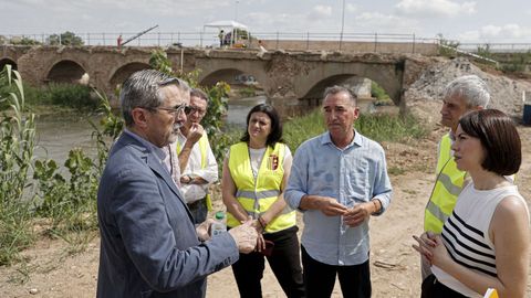 El ex comisionado para la reconstruccin de la dana, Jos Mara ngel, a la izquierda; el alcalde de Ribarroja, Rober Raga, en el centro; y la ministra de Ciencia, Diana Morant, a la derecha, el pasado julio.