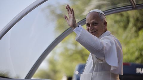 El papa Le�n XIV saluda desde el papa m�vil mientras recorre la Castellana para dirigirse a la plaza Cibeles donde oficiar� la misa del Corpus Christi, este domingo