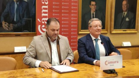 El director general de la Caja Rural de Asturias, Antonio Romero, junto al presidente de la C�mara de Comercio de Oviedo, Carlos Paniceres, en la sede de esta entidad.