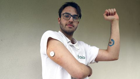 El joven lleva el crculo azul que representa su enfermedad tatuado en el brazo.