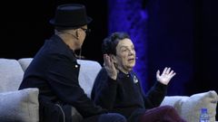 La fotgrafa mexicana Graciela Iturbide (d), premio Princesa de Asturias de las Artes 2025, mantiene un encuentro con el pblico este lunes en Oviedo, en el marco de los actos previos a la entrega de galardones el prximo viernes