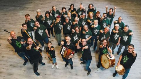 El grupo de la asociaci�n Vai ra�ale meu!, que ejerce de anfitri�n en el primer encuentro de cantos de taberna en Sedes.