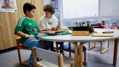 Raquel Abella, retratada este lunes en el aula hospitalaria del Marcide con Roi, ingresado desde hace unos d�as por un problema pulmonar