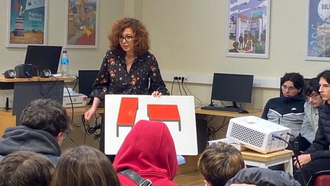 La neurobi&oacute;loga Conchi Lillo imparti&oacute; una charla en el IES Aquis Querquernis de Bande.