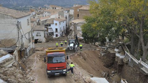 Operarios preparan el terreno para mejorar el acceso a la zona ms afectada de Letur, en Albacete