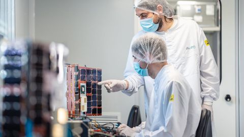 Dos trabajadores de Al�n Space fabricando nanosat�lites.