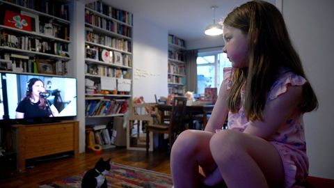 Evelyn Annie Hall ve por televisi�n en su casa en Londres un concierto organizado por Lady Gaga y la OMS. 