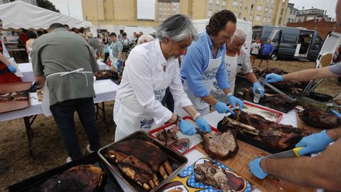 Celebraci�n de la Festa do Becerro ao Espeto por el San Xo�n en A Piringalla.