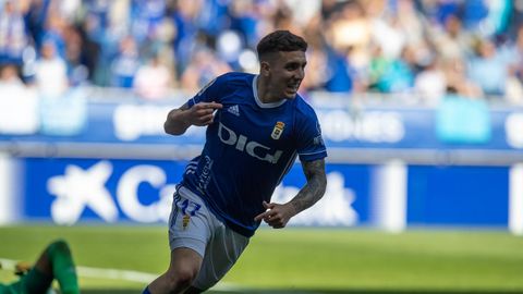 Joni Montiel celebra su gol ante el Mirands en el Carlos Tartiere