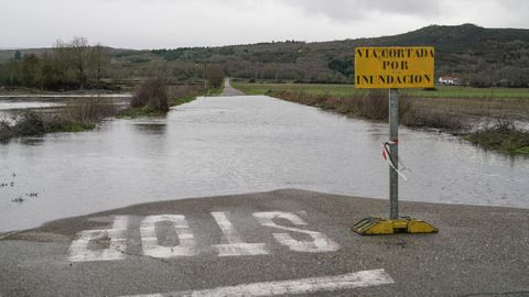 Inundaciones en A Limia, en la carretera entre Zas y Rebordech�.