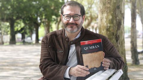 Jaime V�zquez Allegue, con su nuevo libro, que recientemente present� en Ferrol, su ciudad natal