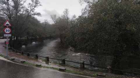 El ro Verdugo a primera hora de este viernes a su paso por Ponte Caldelas