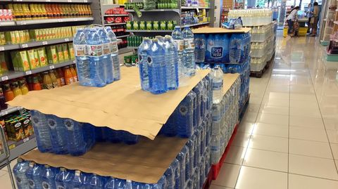 Los supermercados reponen el agua a toda velocidad en Ferrol