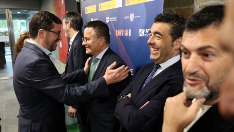 El secretario de Estado de Trabajo, Joaqu�n P�rez, saludando al conselleiro de Emprego, Jos� Gonz�lez, con el presidente de la Deputaci�n de Pontevedra, Luis L�pez riendo y su hom�logo de UPTA, Eduardo Abad, al lado justo antes de inaugurar el Congreso Nacional de Relevo Generacional.