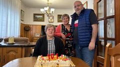 El alcalde de Ma��n, Alfredo Dovale, la visit� con una tarta el d�a de su aniversario