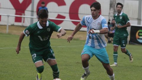 Yago Rodr�guez, lateral derecho del Lugo, corre detr�s de Izan Gonz�lez en el partido amistoso contra el Coruxo en Foz (2-1)