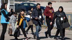 Varios refugiados sirios proveniente de Turqua y afectados por el terremoto, llegan a la base area de Torrejn de Ardoz