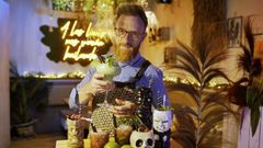 David, con algunos de los c�cteles que prepara en A Pedreira, en A Valenz�