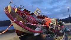 El barco, tal y como sali del fondo del mar, en el puerto de Cedeira