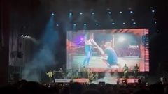 Momento de la pedida de matrimonio durante el concierto de Manuel Turizo