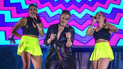 Una actuacin de La Oca Band, una orquesta que tiene a diez msicos en el escenario.