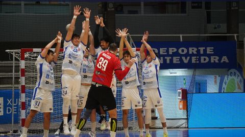 El visitante Montoro lanzando a porter&iacute;a ante la defensa del Cisne