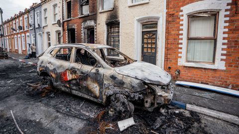 Coches calcinados tras los disturbios en Belfast.