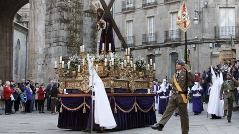 La unidad Galicia VII de la Brilat escolta la procesin por las calles de Lugo