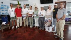 Pitusa y Jacinto (en el centro con los trofeos) presidieron la presentacin de la cita velstica.
