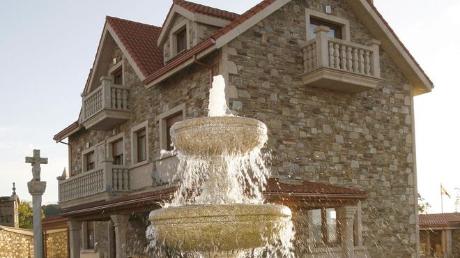 El complejo Aldeola supuso una inversi�n de seis millones de euros, justo en el momento anterior a la llegada de la crisis inmobiliaria. Todas las cifras fueron llamativas, ya desde las 400 toneladas de piedras empleadas en la construcci�n o la capacidad para mil personas. En inauguraci�n, el 29 de mayo del 2006, actu� el coro C�ntigas da Terra.