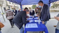La carpa de recogida de firmas del PP de Pontevedra para que vuelvan los coches a Reina Victoria