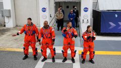Los astronautas Reid Wiseman, Victor Glover y Christina Koch, de la NASA, y Jeremy Hansen, de la agencia Canadiense, preparados para la misi�n