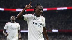 Diomande celebra su primer gol con el Real Madrid, con Konat� detr�s.