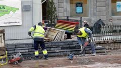 El Ayuntamiento de Oviedol retir� los bancos arco�ris de la plaza de la Escandalera 