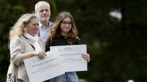 El director general de la Corporaci�n Voz de Galicia, Lois Blanco, entreg� el segundo premio Prensa-Escuela al Mejor Periodista Juvenil en la categor�a entrevista a Marta Guede Fern�ndez, del instituto Rafael Dieste, de A Coru�a, y a su profesora Mercedes Garrote Mart�n