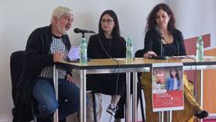 Victoria Pinal, no centro da imaxe, durante a presentaci�n da s�a novela en Bueu