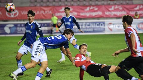 Marco Esteban y Jaime Vzquez disputan un baln durante el Zamora-Vetusta