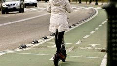 Imagen de archivo de una persona circulando en patinete