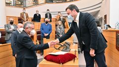 El presidente de la Diputaci�n, Valent�n Gonz�lez Formoso, saludando a Gumersindo Galego tras su toma de posesi�n