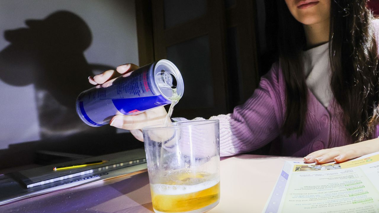 La Xunta prohíbe las bebidas energéticas y los vapeadores en menores de 18 años
