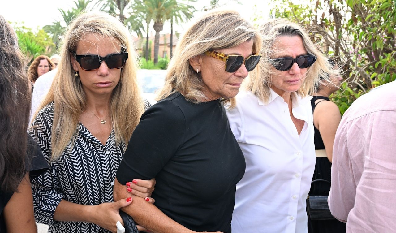 La familia de Caritina Goyanes, unida por el dolor en el último adiós a la  empresaria