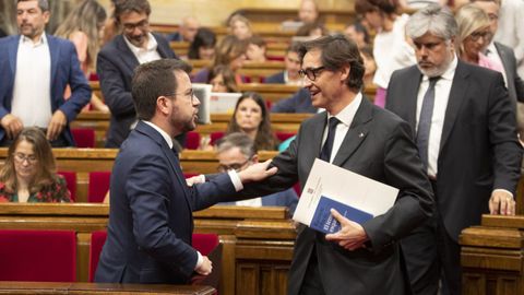Pere Aragonès (i) y Salvador Illa (d) durante una sesión en el Parlamento de Cataluña.