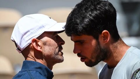 Samuel L�pez y Carlos Alcaraz conversan durante la �ltima edici�n de Roland Garros.