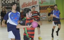 El BM Lal�n termin� la primera parte un gol arriba frente al Bueu. 