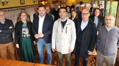 Jorge Cubela, en el centro con americana, opta a la reelecci�n como alcalde de Cerdedo-Cotobade