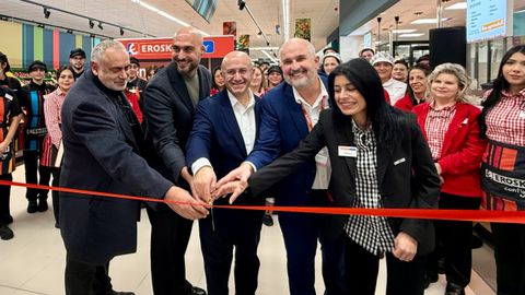 De izquierda a derecha, Jos Antonio Ferreiro, prroco de A Milagrosa; Mauricio Repetto, Teniente de alcaldesa y titular del rea de Dinamizacin Econmica y Relaciones Institucionales del Ayuntamiento de Lugo; Jos Manuel Ferreo, director general de Vegalsa-Eroski, Florentino Vzquez, director de hipermercados, supermercados y gasolineras Eroski en Vegalsa-Eroski y Verlena Bentez, jefa de tienda de Eroski Center Camio Real