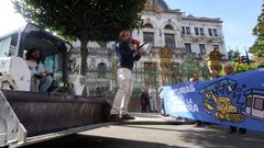 - Unas 200 personas han marchado este sbado por el centro de Oviedo para reclamar la eliminacin del peaje del Huerna